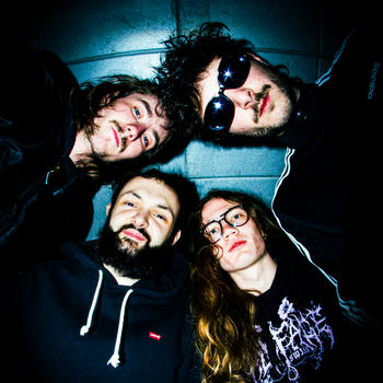 Les quatre membres de l’or des steppes sur un bâtiment